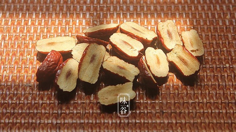 木瓜红枣银耳羹,<a style='color:red;display:inline-block;' href='/shicai/ 2470'>红枣</a>切开去掉核,去核不那么上火;
