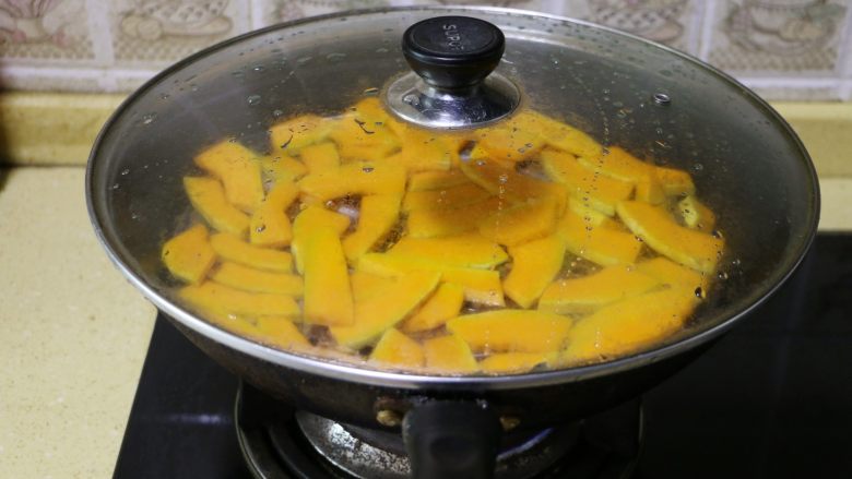 南瓜豆沙汤圆,
盖上锅盖,大火蒸7、8分钟至南瓜软熟