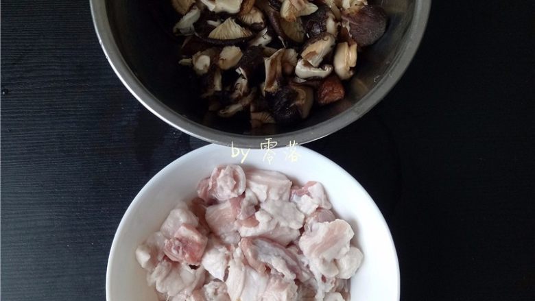 香菇烧肉便当,香菇切丁;猪肉洗净切方块;浸泡过香菇的香菇水不要倒掉;