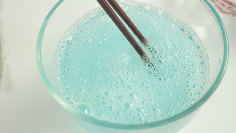 天空鸡尾酒果冻,5g那份不加任何东西,放进微波炉加热10几秒,搅拌到完全融化了。将5g那份的吉利丁中慢慢倒入鸡尾酒250ml,边倒边搅拌均匀,倒好过滤一遍。