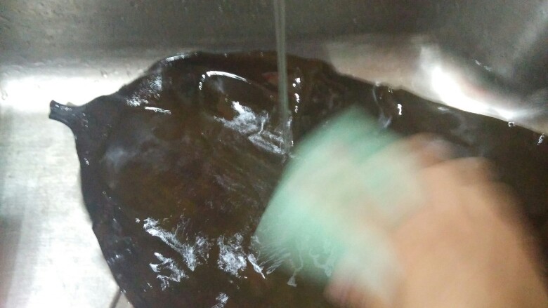 干海带泡发,我是放在水槽里刷的,要仔仔细细,反正面都刷到