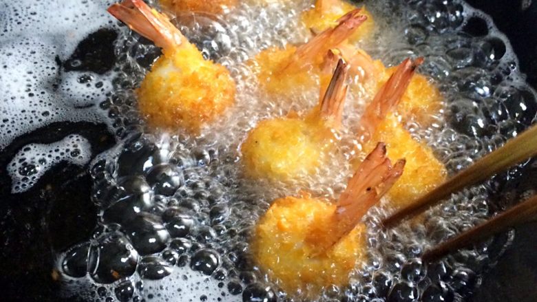 黄金虾球,在锅内倒入食用油,烧至六七成热,把虾球入油锅内炸制,虾球刚下过别急的翻动。待虾球一定炸制固定了再翻动其他面继续炸制。
