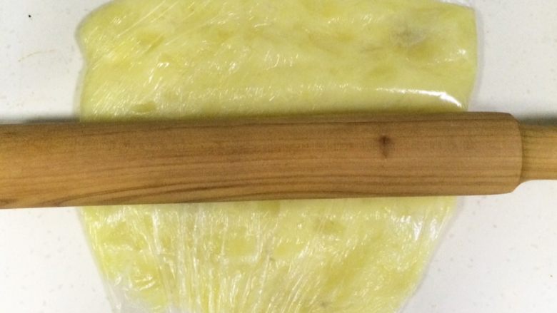 黄金虾球,把熟透的土豆片放入保鲜袋中,用擀面杖擀成泥。