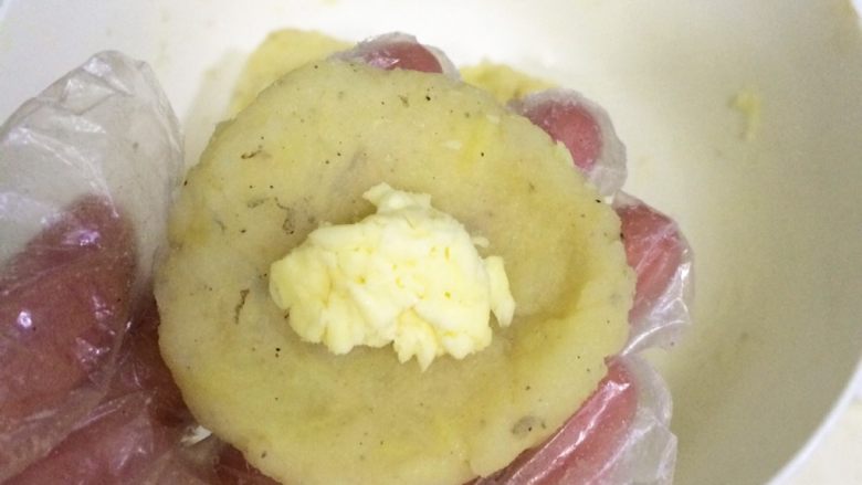 黄金虾球,取一份土豆虾泥压平,在中间放入少许马苏里拉奶酪。
