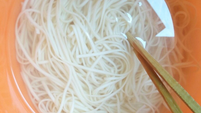 拌面―开胃美食,准备一盘温水,把熟了的面捞出来放到里面寖3分钟左右,待用