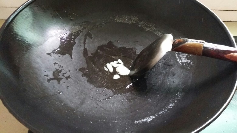 拌面―开胃美食,锅里放油,准备炒配料
