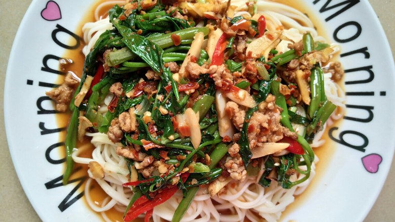 拌面―开胃美食,把煮好的配料汤汁浇到面上,完成啦!