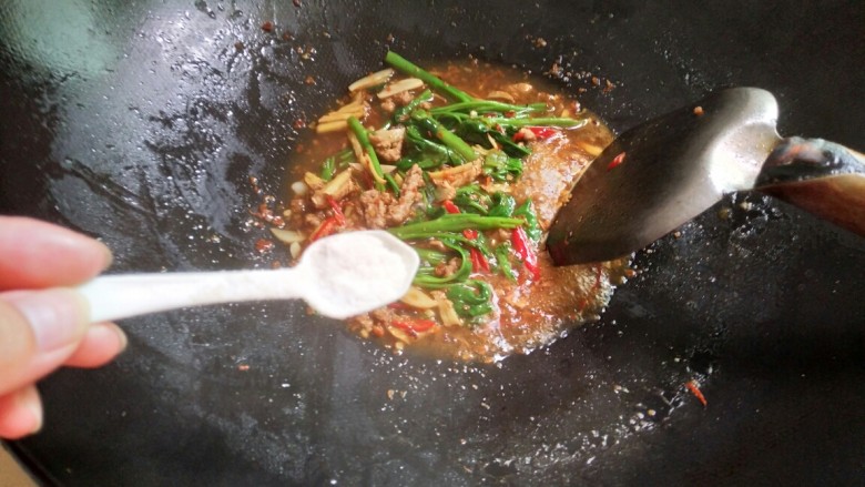 拌面―开胃美食,放酱油和盐,调味