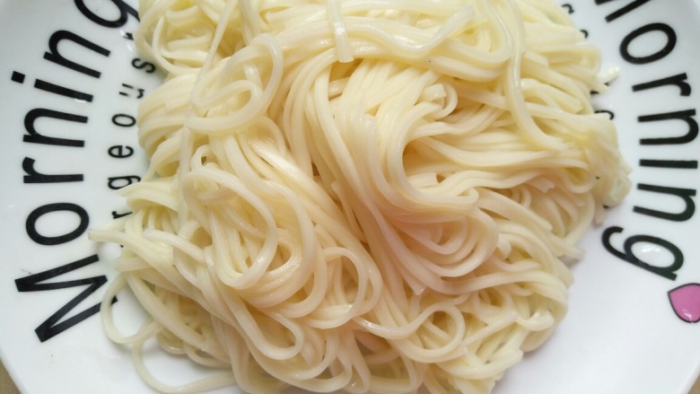 拌面―开胃美食,把面捞起放到盘里,准备下配料