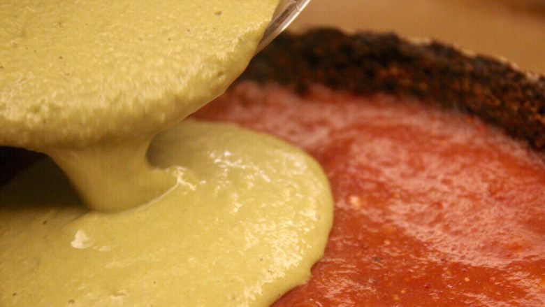 抹茶草莓挞(Matcha Strawberry Tart),把抹茶层倒上去让后放到冰箱里,至少放一到两个小时(我放了一夜因为我刚好是晚上做的,反正是越长越好)