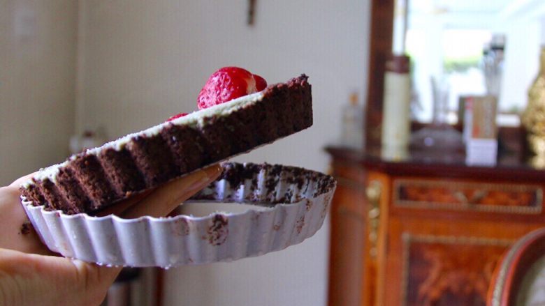 抹茶草莓挞(Matcha Strawberry Tart),小心的把蛋挞从模里取出来