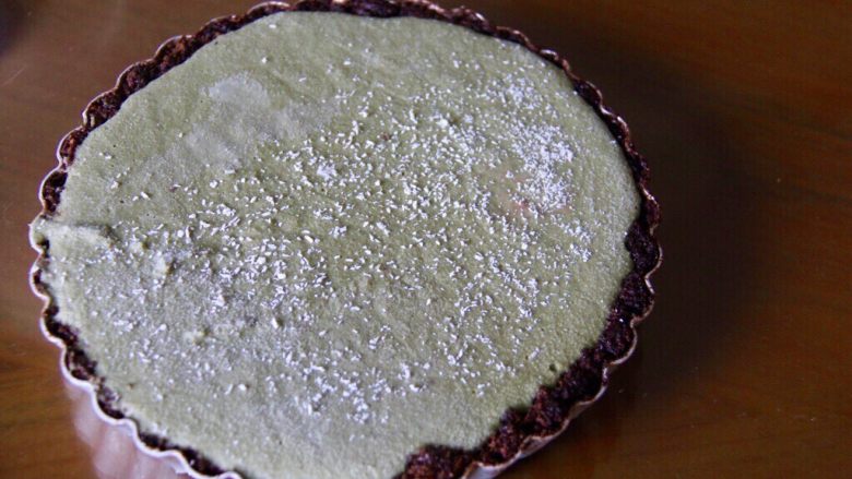 抹茶草莓挞(Matcha Strawberry Tart),用<a style='color:red;display:inline-block;' href='/shicai/ 113782'>椰子粉</a>和抹茶粉装饰一下