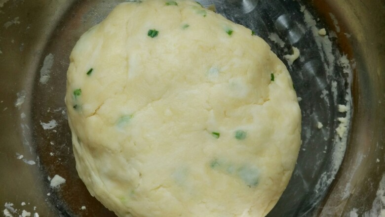 奶酪香葱苏打饼干,一起揉成团,放置20分钟。