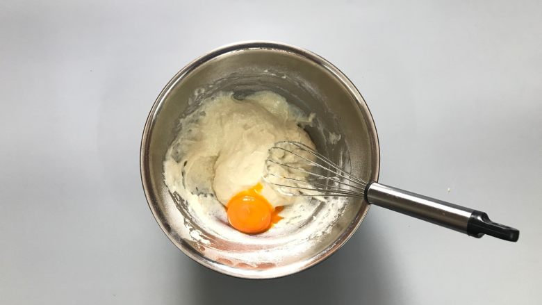 酸奶芝麻戚风,分三次加入蛋黄。(前2次每次1个,第3次2个)