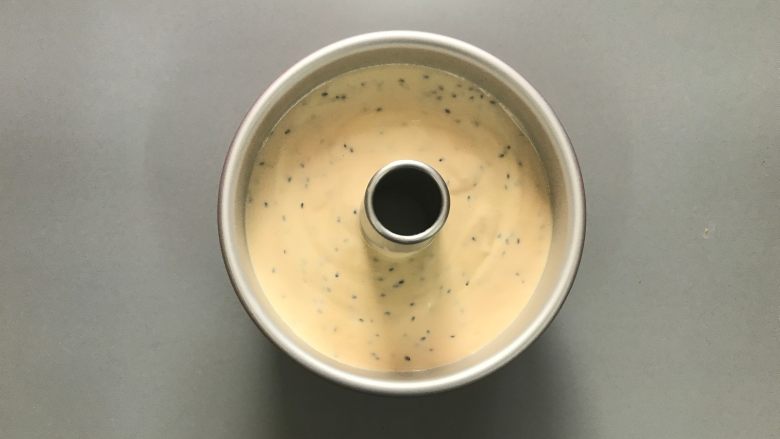酸奶芝麻戚风,将混合好的面糊倒入学厨7寸中空模内,用细筷子画一圈消除大气泡,再轻震几下模。