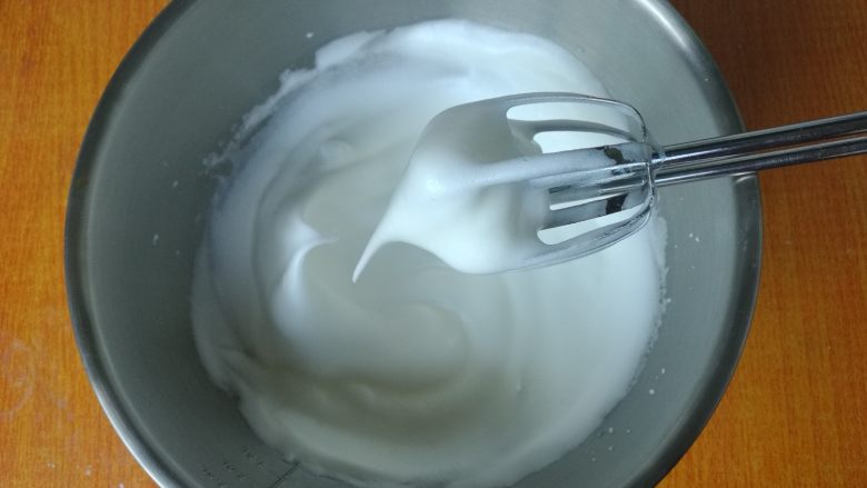 网红花生小贝蛋糕,直至拉起打蛋器出现大弯勾状态,打发完成。预热烤箱上下火175度。