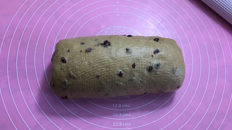 红糖蔓越莓吐司,由上向下卷起,收口处压在下方。