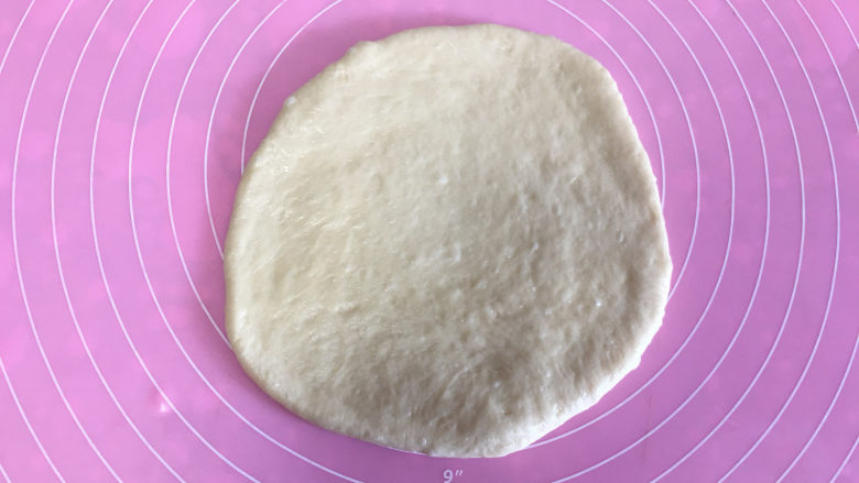 面包机版黄桃面包派,取另一块小的面团,也擀成模具大小的圆。