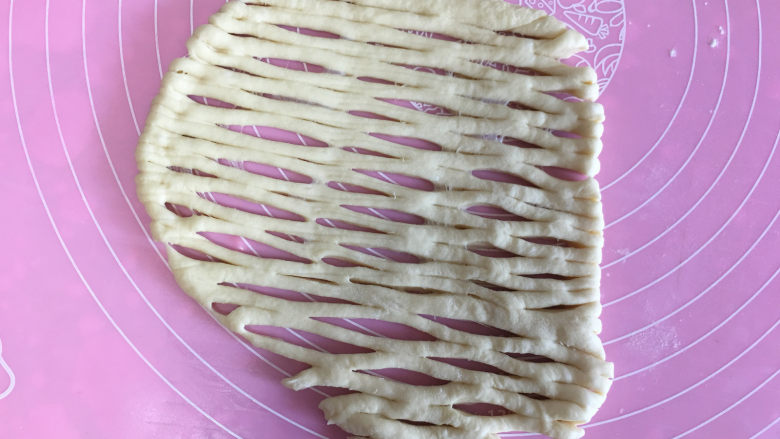 面包机版黄桃面包派,用拉网刀压出拉网。(如果表面比较粘,可以拍少量干粉。)