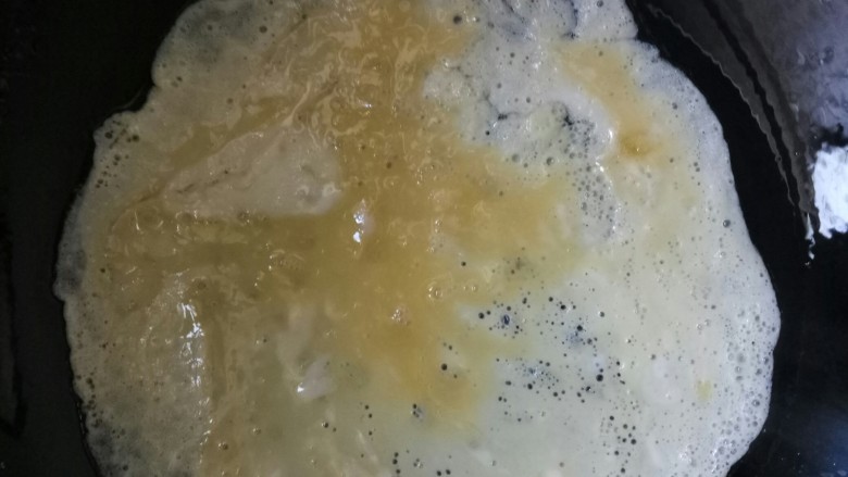 爱心蛋烧,倒入蛋液并转动锅,摊成圆形的鸡蛋饼状