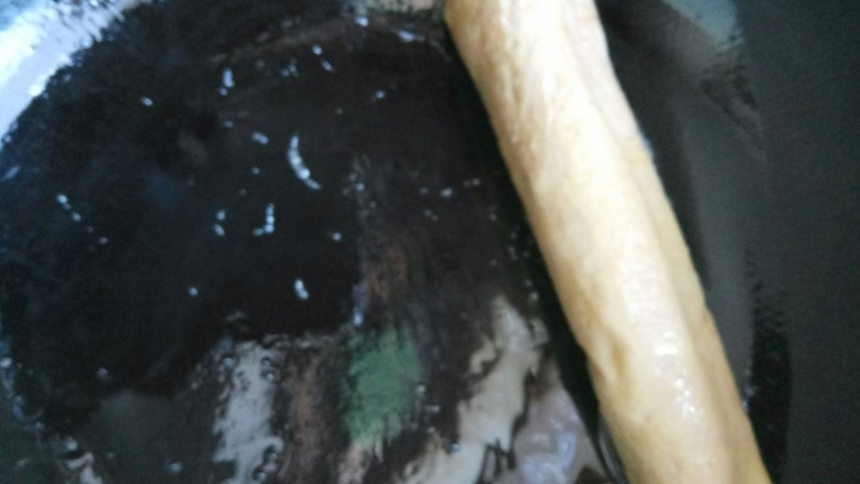 爱心蛋烧,卷好了,先不用起锅,我们接着倒蛋液卷
