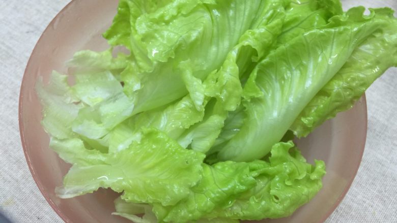 南瓜汉堡包,生菜洗干净,鸡蛋提前煎好