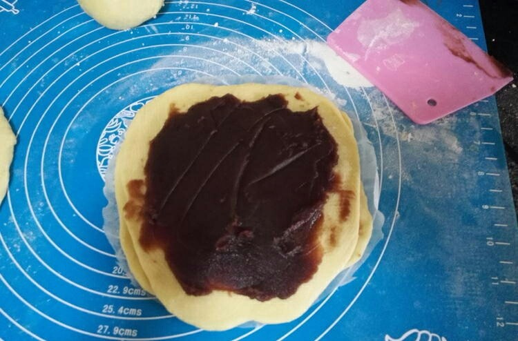 网纹红豆面包,将红豆泥涂抹好,两个面团都是这样重复操作的,最后一个则不需要涂抹。