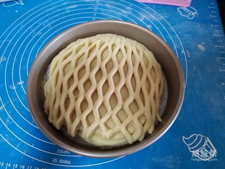网纹红豆面包,小心的盖到面团上面,我用的八寸披萨盘。
