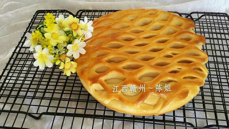 网纹红豆面包,出炉以后晾烤网晾凉,微热放保鲜袋装起来,室温保存,两天之内食用完。