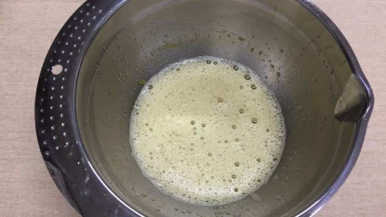 奶油黑杯子,座热水搅拌至糖和盐完全融化,并加热至温度达到37-40度左右