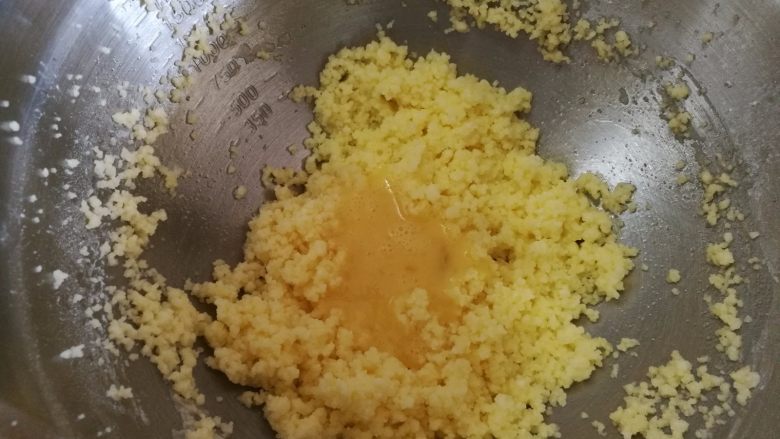 樱花泡芙,11.分次加入鸡蛋液,直到鸡蛋液完全融入面糊中