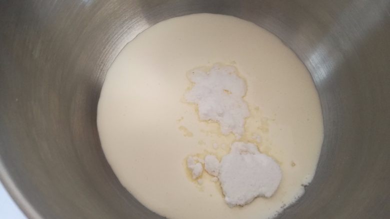 樱花泡芙,18.淡奶油加入糖粉,打发