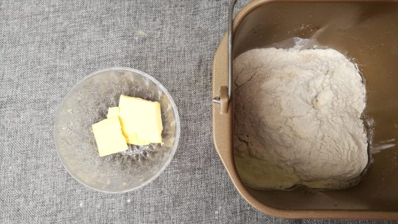 小熊面包,1.所有材料除黄油外,放入面包桶,后油法揉出薄膜后,直接放面包机发酵!