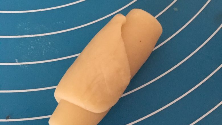 蛋黄酥,卷好的混合皮盖上保鲜膜松弛10分钟