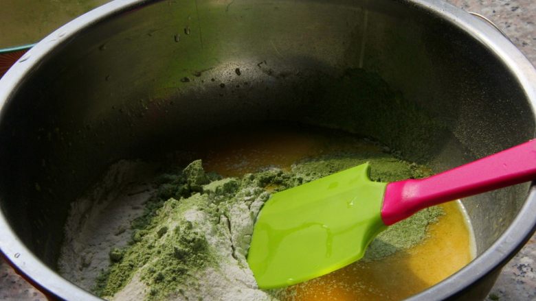 抹茶漩涡蛋糕,5. 低粉混合抹茶粉过筛,筛入蛋黄液中。