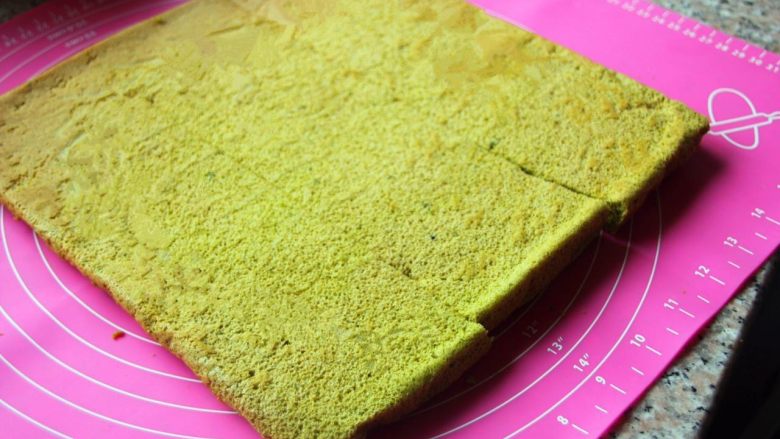 抹茶漩涡蛋糕,17. 晾凉之后把蛋糕片分成三个等份。