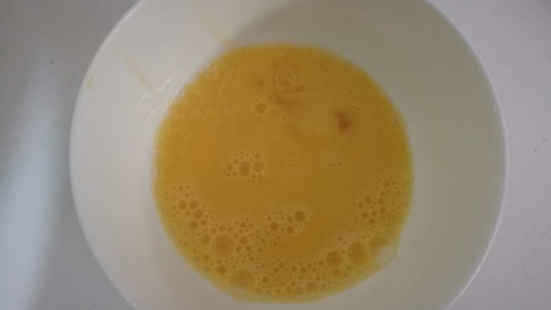 宝宝辅食~~肉末蒸蛋,鸡蛋打散,倒入温水