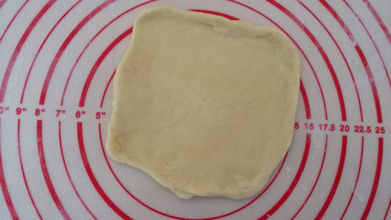 水果鱼面包,6.大面团擀成圆形!