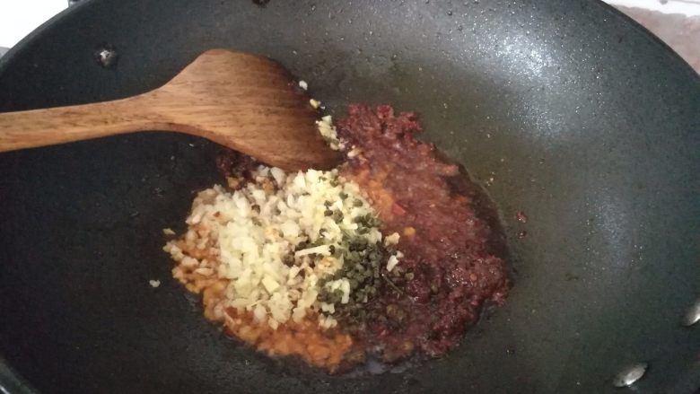 爆炒鳝鱼,炒至香味,盛起来待用