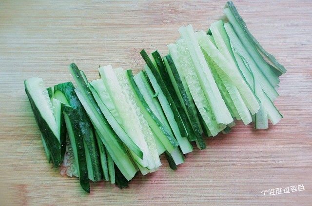 芝麻酱拌面,黄瓜洗干净,切丝