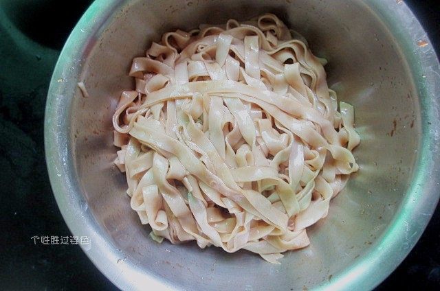 芝麻酱拌面,用凉拌汁和面条一起拌匀,放在盘子里