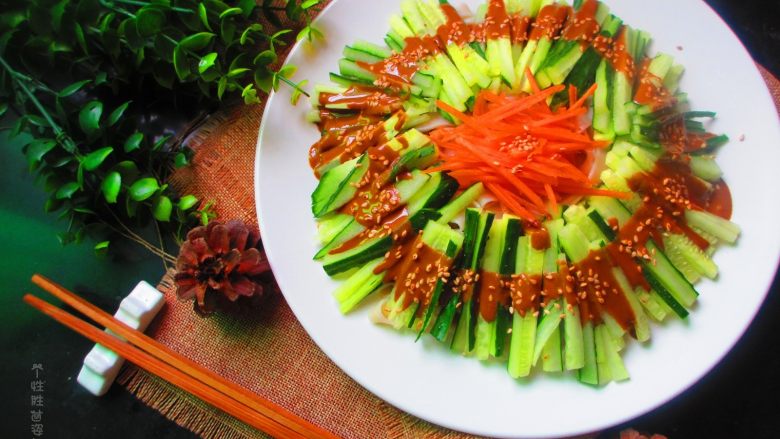 芝麻酱拌面,纯的芝麻酱会有一点腻的,建议混合一些花生酱,我在里面加一些蒜末,辣椒油和醋,酸辣口味,解腻,杀菌,促进新陈代谢。