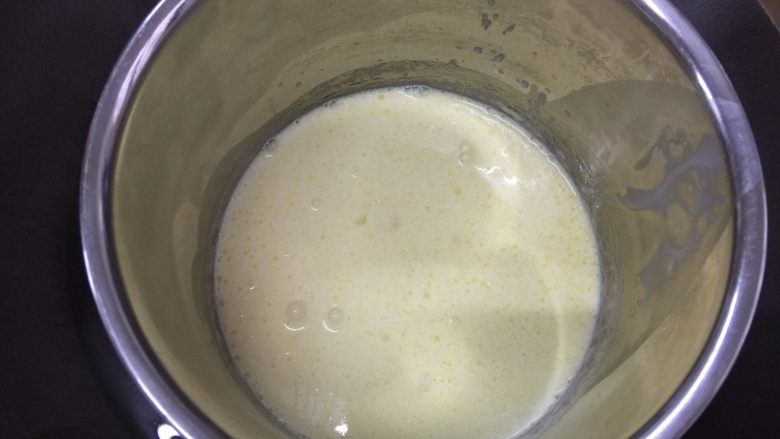 脆皮蓝莓玛芬,随后加入淡奶油和砂糖,搅拌均匀