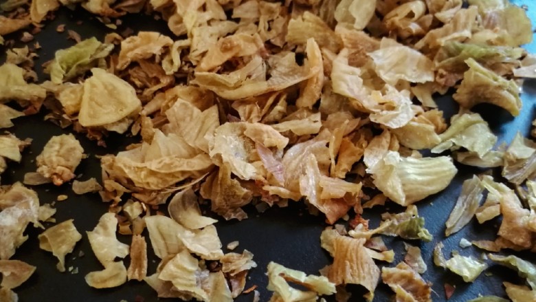 鸡内金黑芝麻薄脆饼,鸡内金用温水清洗2-3遍,然后在太阳下晒干。把晒干的鸡内金在平底锅里用小火焙熟。