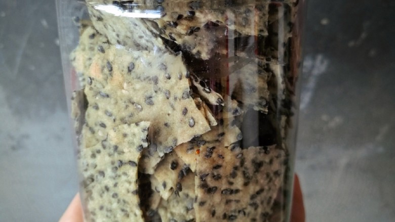 鸡内金黑芝麻薄脆饼,放凉后掰成小块儿密封保存。每天可以吃几片消积食,健脾胃。