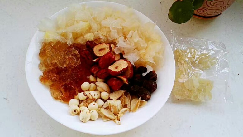 桃胶养颜粥,这次煮除了原有材料,又多加了桂圆哦!