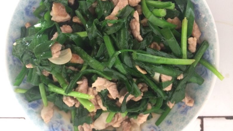 韭菜碎肉,先炒肉,待粉色消失,便可放入韭菜,撒入盐!待熟装盘!
在各位大神面前摆弄了、见谅!