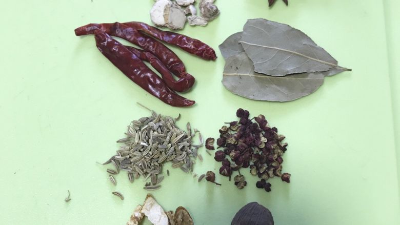 肉夹馍(居家版),陈皮、草果(洗完拍开口)小茴香、花椒、辣椒、香叶、三奈、八角、桂皮、葱、姜片用料包包上