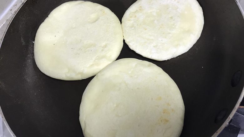 肉夹馍(居家版),入平底锅(不加油小火烤)