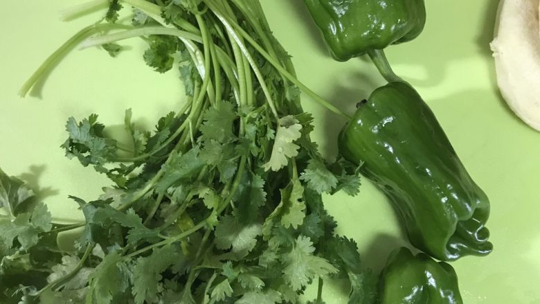 肉夹馍(居家版),一般加青椒,但喜欢香菜的不妨加点